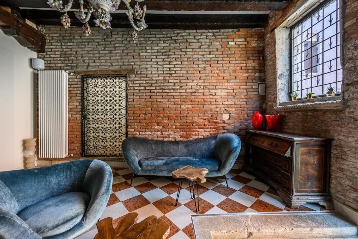 Window On Apartment Venedig